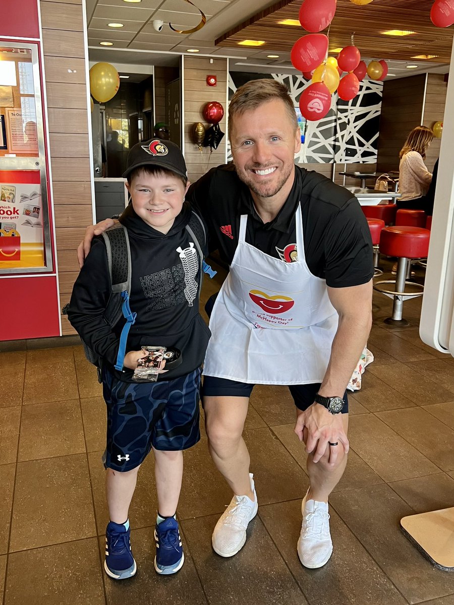 My 10yo #Sens super-fan was beyond pumped to meet @MarcMethot3 at #McHappyDay today. Marc was really great with him, took the time to engage and chat, and also signed his puck and jersey. Made my kid’s day 💯. Thank you, Marc.