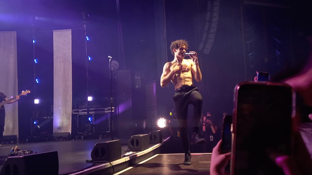 JBassettSpain's tweet photo. Josh al final de su ultimo concierto del tour

 #ComplicatedLondon #COMPLICATEDTOUR #THECOMPLICATEDTOUR https://t.co/WHsgibhP4H