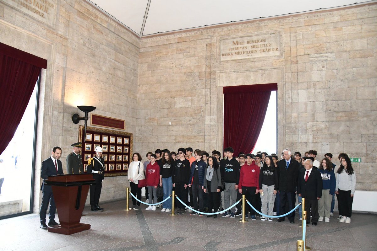 Atatürk mozolesine çelenk sunma törenimiz okul yönetimimiz, öğretmen, öğrenci, veli ve mezunlarımızın katılımıyla Anıtkabir'de
gerçekleştirildi. ❤️🖤