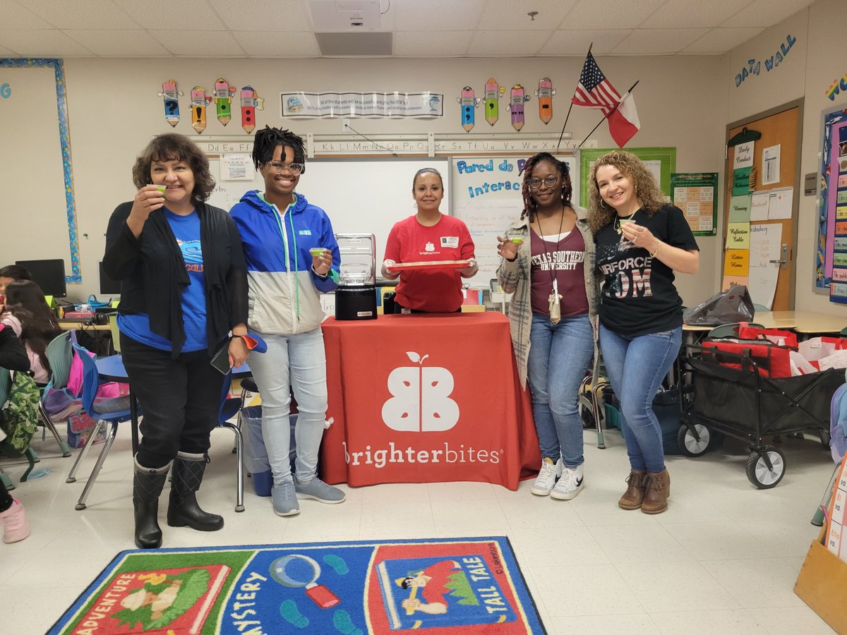 DilenaLiang's tweet photo. Brighterbites' Food Demo (The Hulk Smoothie) My students love it 😋😋😋😋 Thank you Juana Flores 👌💖 @DarceleLofton @HinesCaldwellES @MrsDstigers @KalebryaB @MsWhyiwrap @Mr_AMWIII https://t.co/WrdWL0WVP5