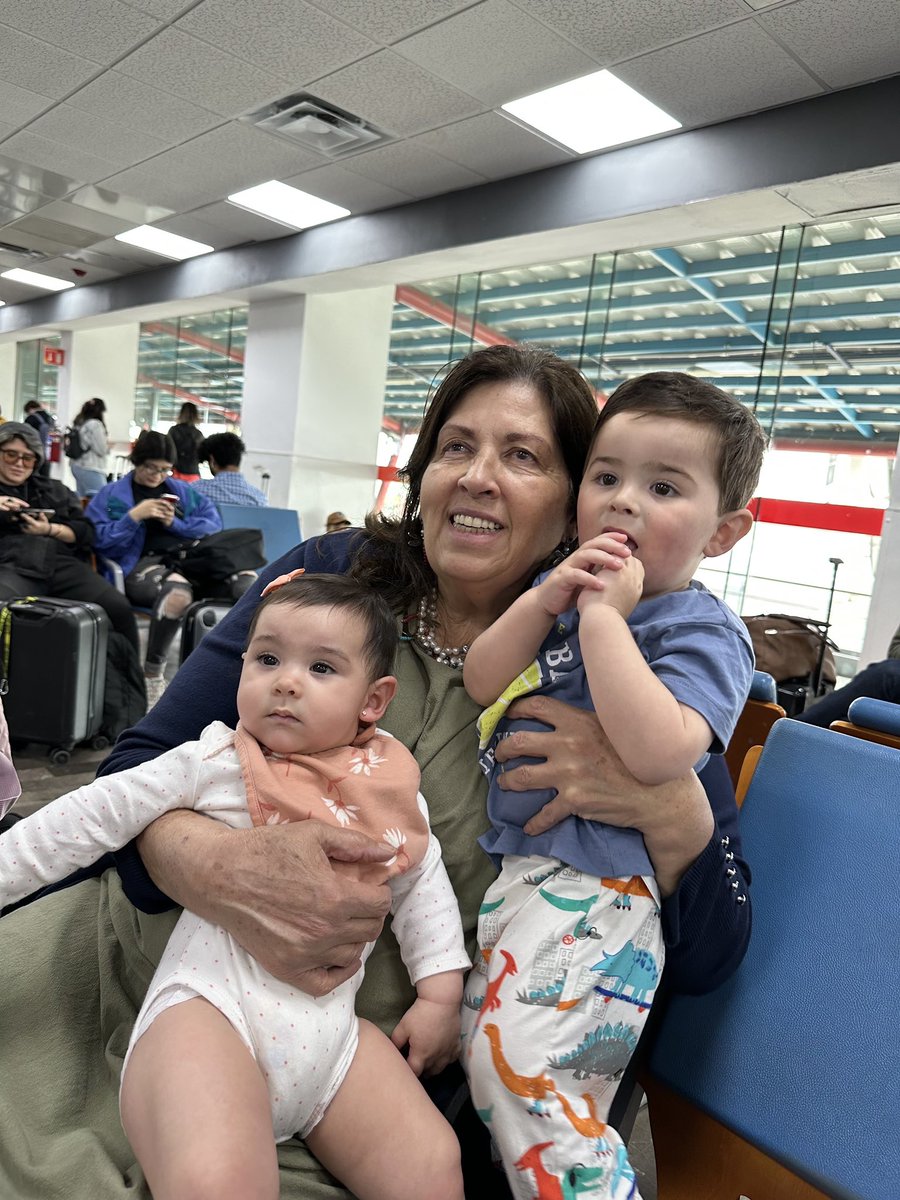 luisvcastilla's tweet photo. Las madres, con su amor incondicional y su dedicación incansable, son el corazón de nuestra sociedad. 

Son ellas quienes dan vida, quienes nos enseñan, nos guían y nos inspiran. En cada risa y cada lágrima, en cada triunfo y cada fracaso. https://t.co/jB25kgq85W