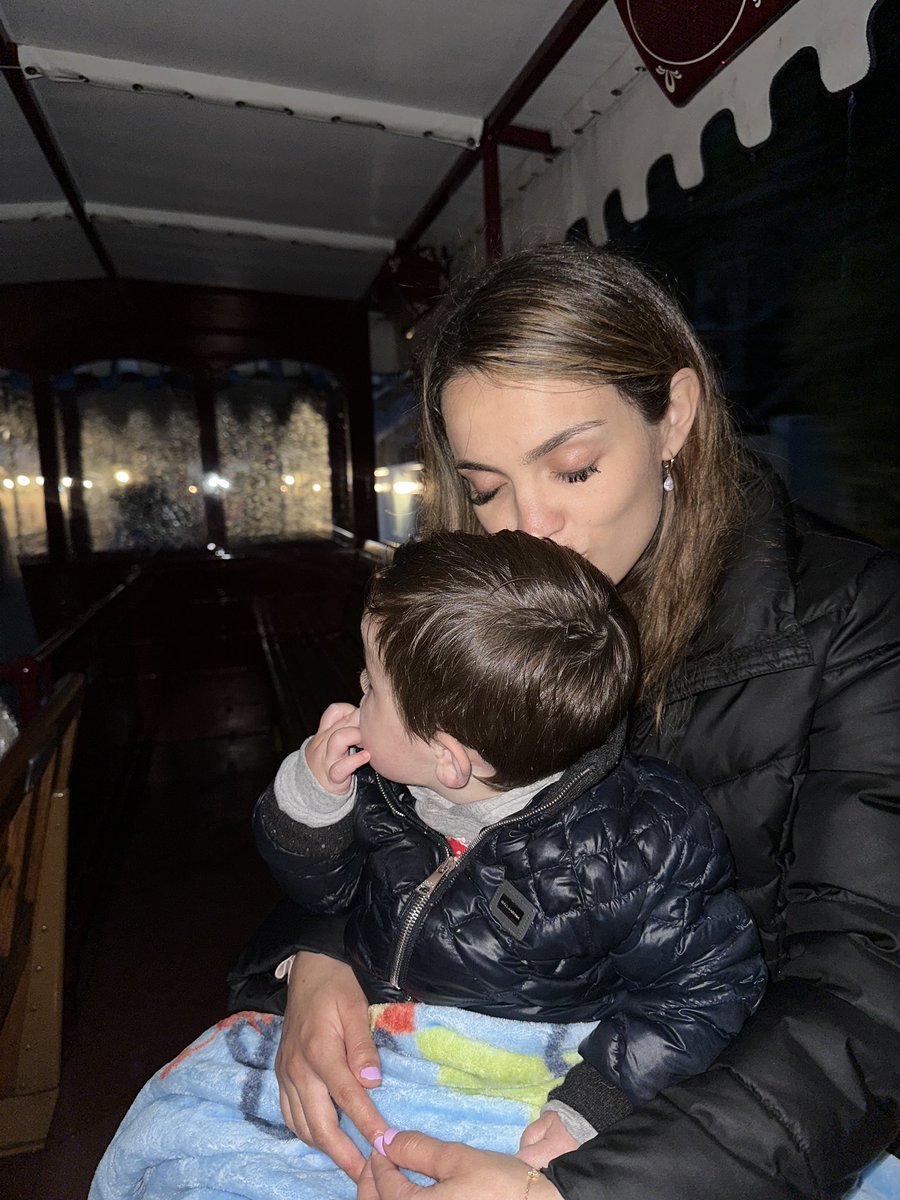 luisvcastilla's tweet photo. Las madres, con su amor incondicional y su dedicación incansable, son el corazón de nuestra sociedad. 

Son ellas quienes dan vida, quienes nos enseñan, nos guían y nos inspiran. En cada risa y cada lágrima, en cada triunfo y cada fracaso. https://t.co/jB25kgq85W