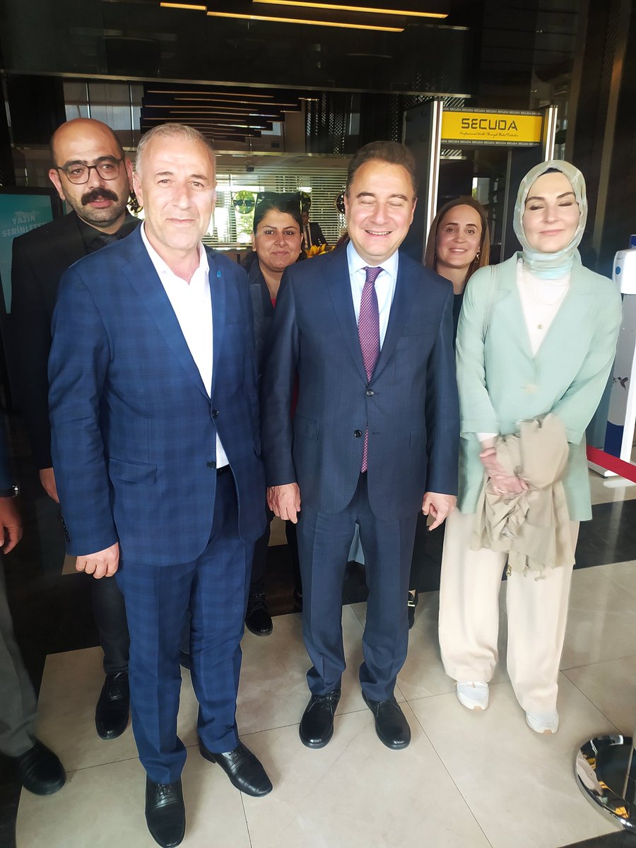 Sayın genel başkanımız Ali Babacan Diyarbakır da karşıladık saygı değer Diyarbakır halkınımizi selmaladik esnaflarımıza hayırlı işler bol kazançlar dildik