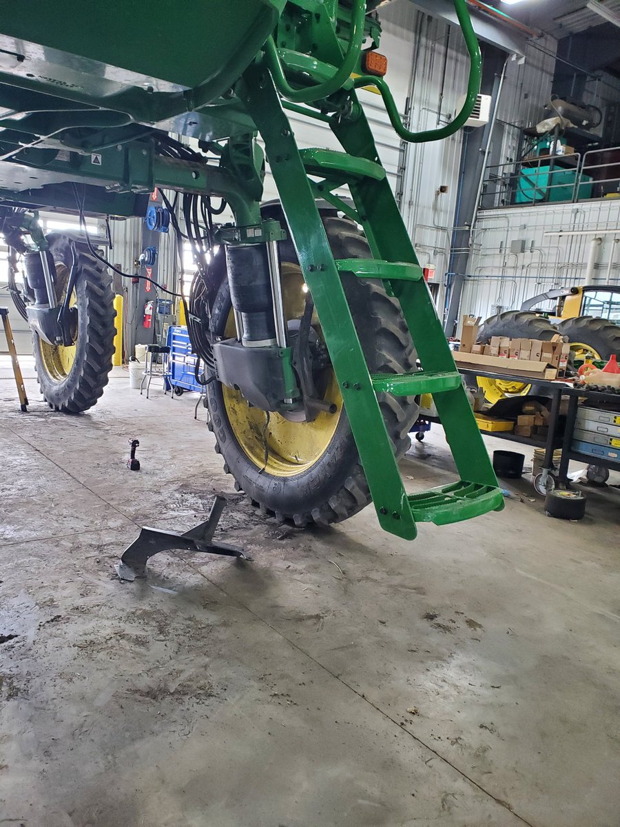 GrattonDavid's tweet photo. Big foot kit installed.  Just need some tall corn.  #R4044 #johndeere https://t.co/zUBstKPEo4