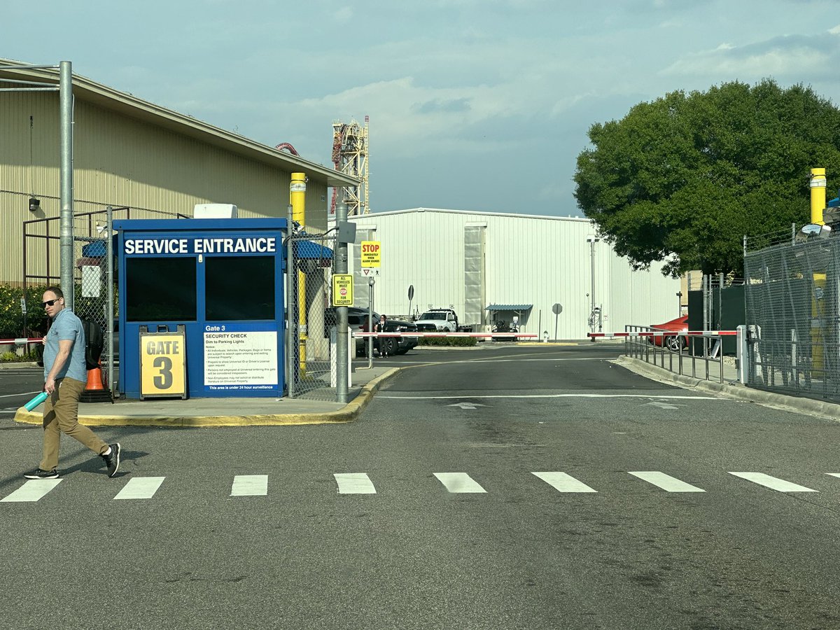 rsgnl's tweet photo. Directions to Universal Studios with Apple Maps (left) vs. Google Maps (right) https://t.co/bFxTQ3CHRN