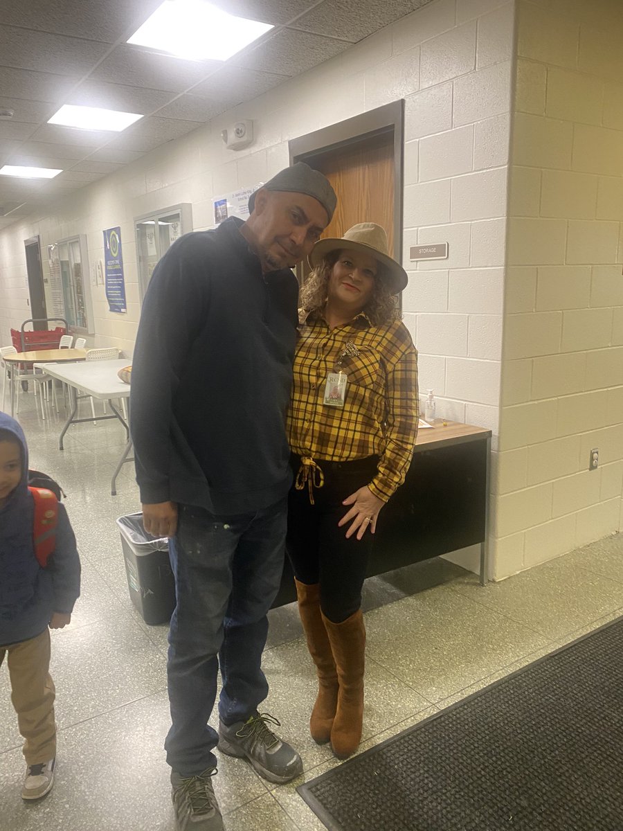 shellyshopz5's tweet photo. Day 3: Texas vibes! Treated staff with tacos from @TacoDero! What an amazing day! @RCSDMLKJr https://t.co/KMkLoUODbE