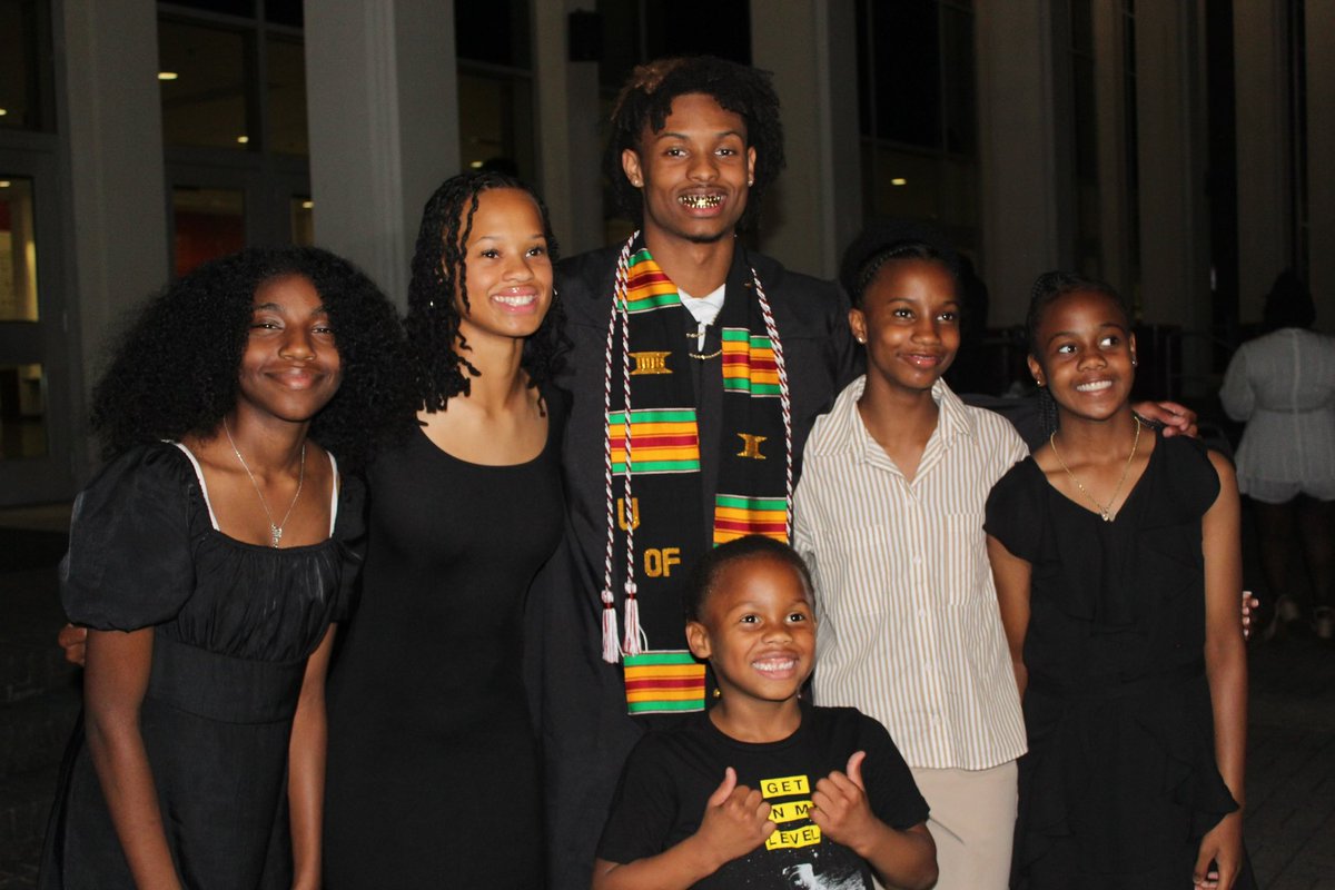 Jahquez23's tweet photo. GRADUATION ✅ https://t.co/dTUs7dIErx
