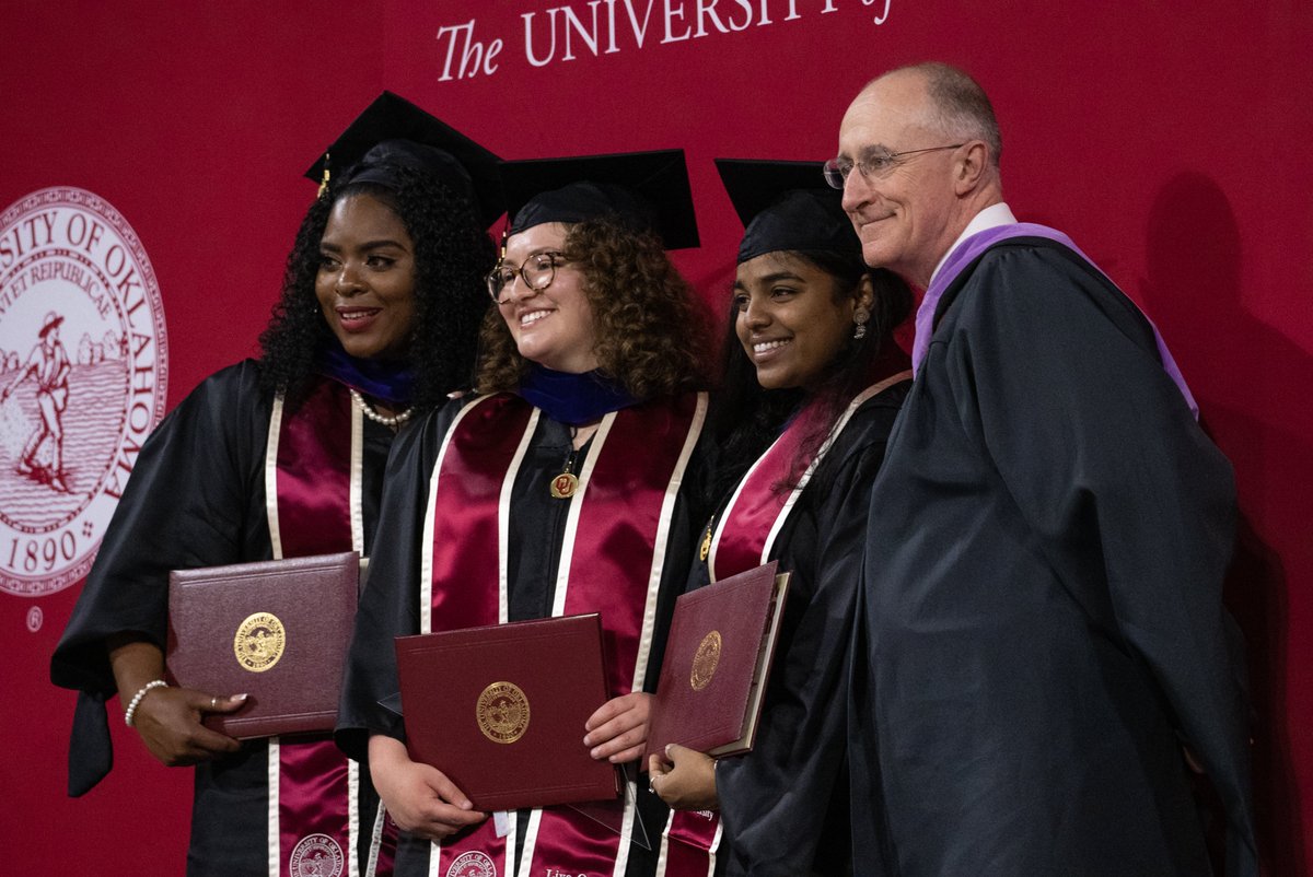 UofOklahoma's tweet image. They're off to change the world! 👏

Congratulations to all of our @OUTulsa graduates who officially became #OUAlumni last night! We can't wait to see where your journey takes you next.

#OUGrad2023 | #LeadOnOU