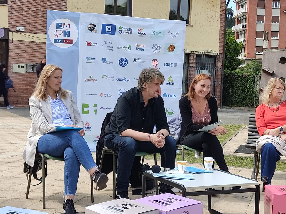 iuasturias's tweet photo. Delia Campomanes y Xabel Vegas, candidatos de #ConvocatoriaxAsturies, han participado en el #BusSocial organizado por @EapnAs, que ha recorrido diversos municipios de Asturies para conocer las propuestas programáticas de la organización. https://t.co/CCcxSCCGZU