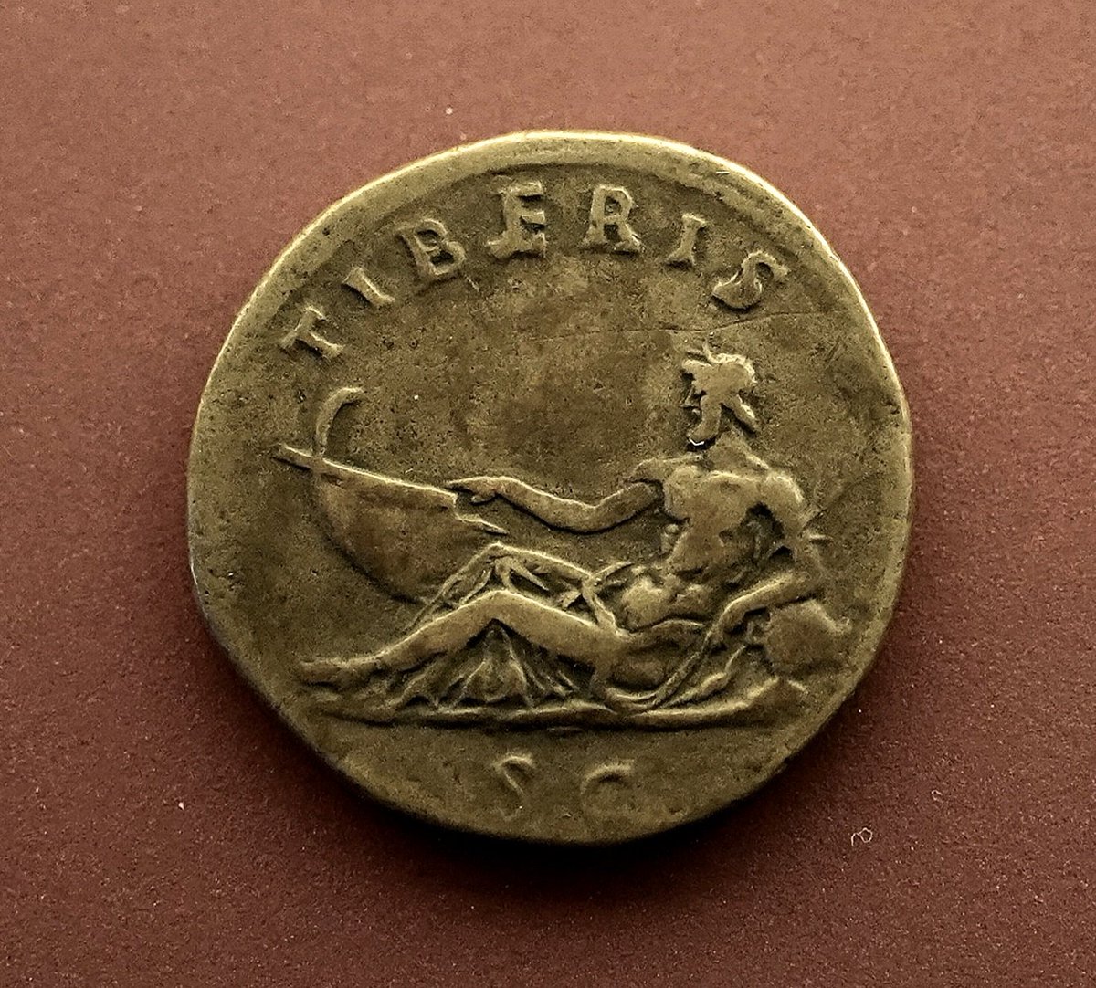 ☀️ This is a sestertius dated to the reign of Antoninus Pius (138 - 161 AD). Its reverse shows rhe personification of the river god Tiber. I've taken this photo 📸 in the archaeological museum of Venice, Italy. #romancoins #numismatics #ancientcoins