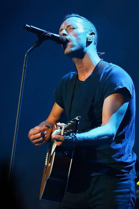 DiegoColdplay42's tweet image. "Tem essa forma d arte japonesa chamada Kintsukuroi, que diz que se você quebra um vaso, você o conserta com ouro, e por isso ele é mais bonito no final do que antes d ser quebrado. E é sobre isso que estamos cantando aqui." CM @coldplay sobre Ghost Stories.

Citação completa 👇