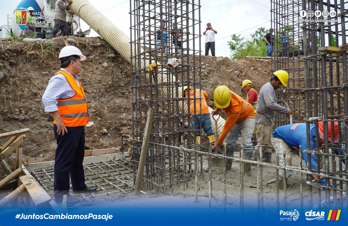El consorcio construye las bases del puente elevado de 120 metros de largo, que sostendrá el nuevo acueducto de 500 mm, en el cruce del río Jubones.

La tubería instalada desde la planta a los reservorios en Tres Cerritos asegura el abastecimiento de 225 litros por segundo.