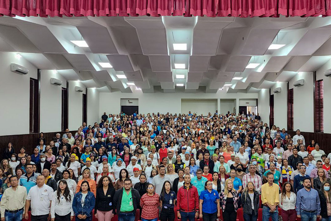 (2/5)  ¡Magisterio organizado!

Junto al Gob. <a href="/FreddyBernal/">Freddy Bernal</a> instalamos en Táchira los Centros de Desarrollo de la Calidad Educativa.

Con amor y entusiasmo, compartimos con las/os maestras/os en un espacio de reflexión sobre la pedagogía y la educación.

<a href="/NicolasMaduro/">Nicolás Maduro</a>