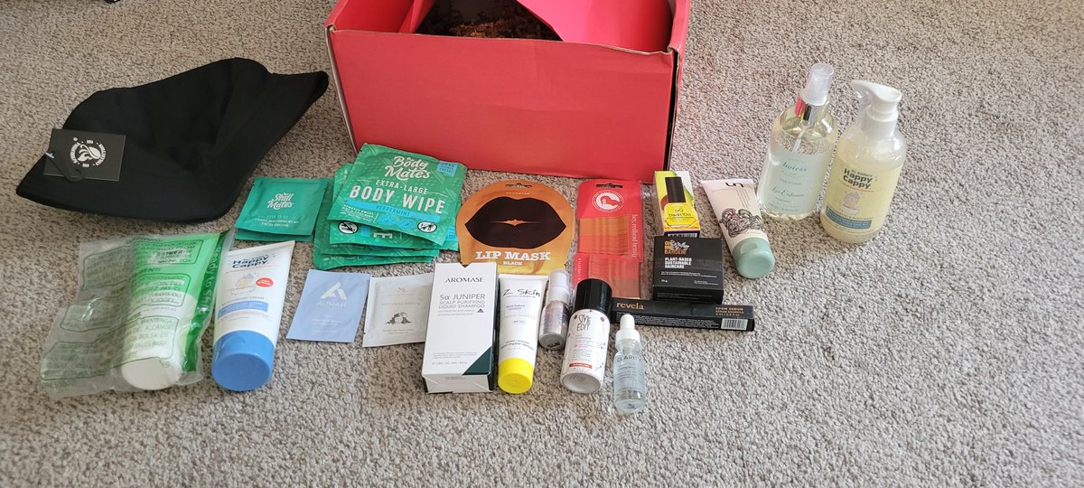 stephk83's tweet photo. LOVE the Spring #howtobearedhead box! @HowToBeARedhead @H2BARbox ❤❤ https://t.co/vsouPYmTWp