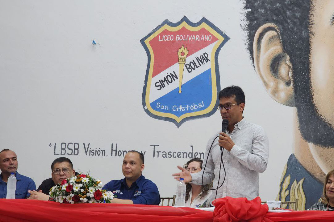 (4/5) Avanzamos para desconcentrar y agilizar los procesos educativos pedagógicos, técnicos, sociales, culturales, recreativos y deportivos en las escuelas del país.

<a href="/NicolasMaduro/">Nicolás Maduro</a>
@MPPEDUCACION 
<a href="/FreddyBernal/">Freddy Bernal</a>