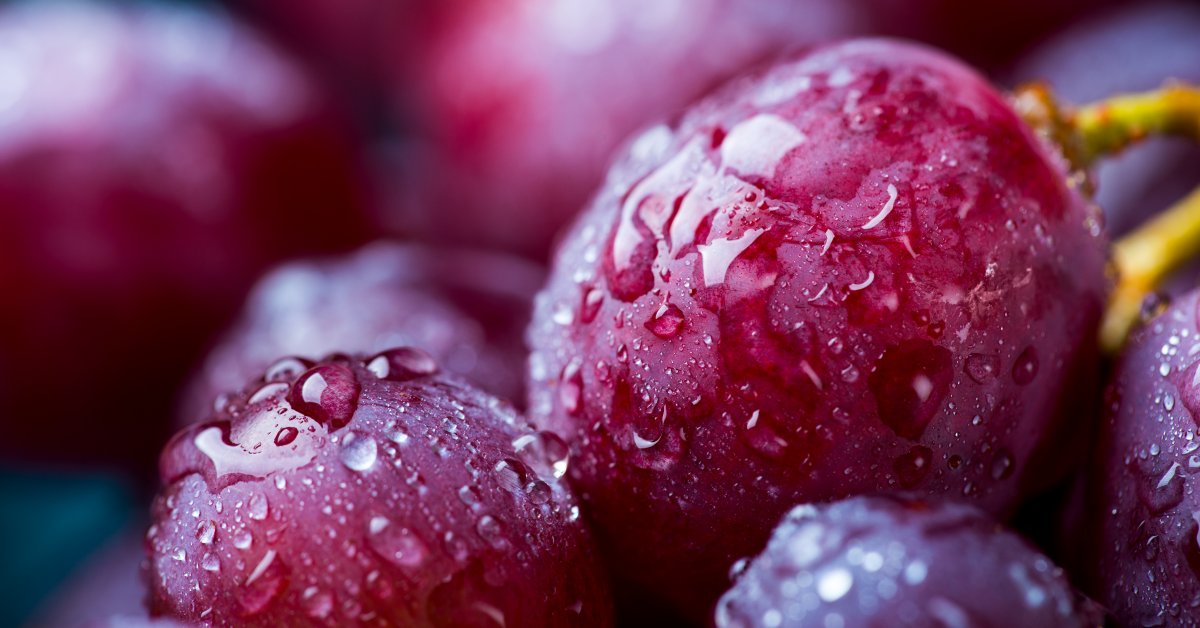 WebMD's tweet photo. A natural compound found in grapes appears to make it harder for your cells to store fat. It may also help fat cells in your body break up at a faster rate. https://t.co/b2hvY136vo https://t.co/HQuwkiadqx