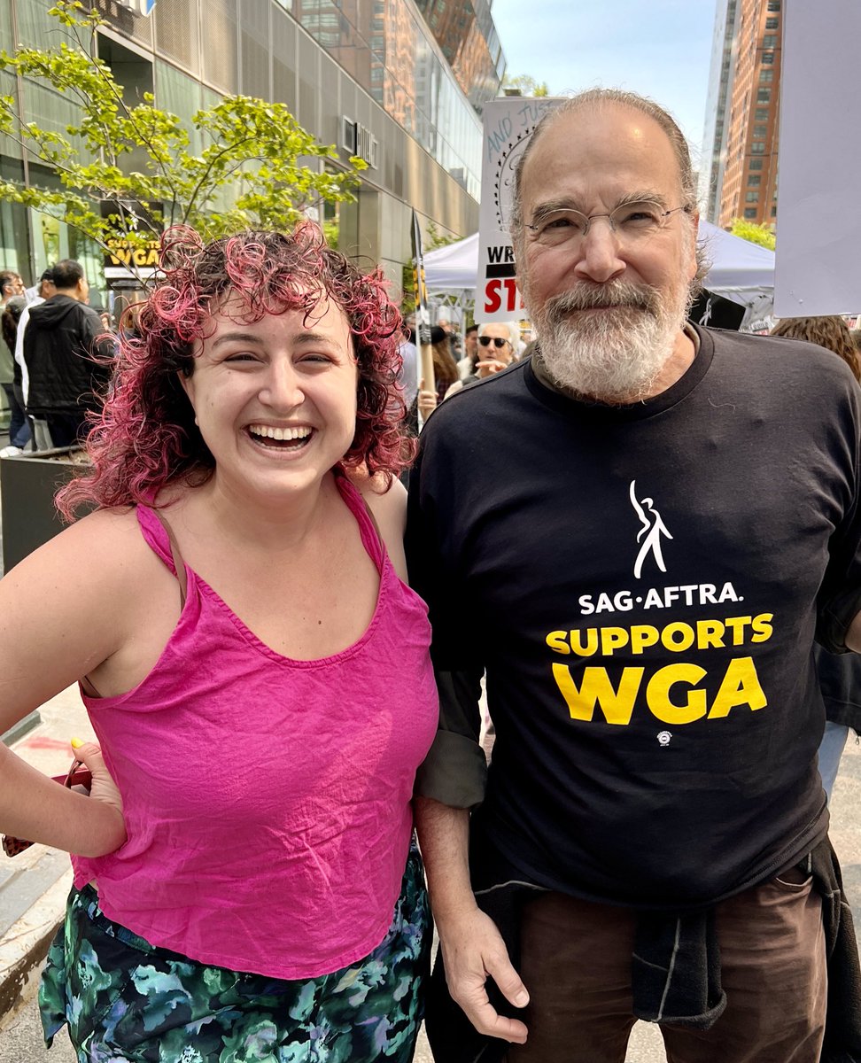 BwaySHO's tweet photo. Went to support the #WritersStrike &amp; ended up meeting @PatinkinMandy &amp; filming a viral video that is bringing a bunch people joy. #BitOfADay

📷: @ho_howard https://t.co/ui9WGgNXCQ