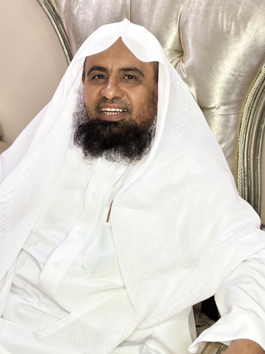 eiadhkalil's tweet photo. يأتي بكل مودةٍ من بيتهِ
متفائلاً ، وجسورُهُ الإحسانُ

ومشاعرُ الإخلاصِ ملءُ جبينِه 
وخطاهُ ينبت فوقَها الريحانُ

الحب والوجه البشوش سلاحُه
في الدرب ، والتسبيحُ  والإيمانُ

متهللٌ عند الصباحِ ببسمةٍ
سحريةٍ منها الفضا يزدانُ 

فكأن طلعتَـه صباحٌ آسرٌ
وكأن بسمتَه هي الرضوانُ

 وكأن وقفتَه ضياءٌ ��اطعٌ
يزدان من أنوارِها الميدانُ

#عيادة_خليل 
#الطرقي_عقلا_العنزي
