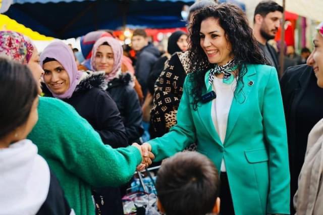Hani kâfirler seni tutuklamak veya öldürmek, ya da yurdundan çıkarmak için tuzak kuruyorlardı. Onlar tuzak kuradursun, Allah da tuzak kuruyordu. Allah, tuzak kuranların en hayırlısıdır.

- Enfâl 30