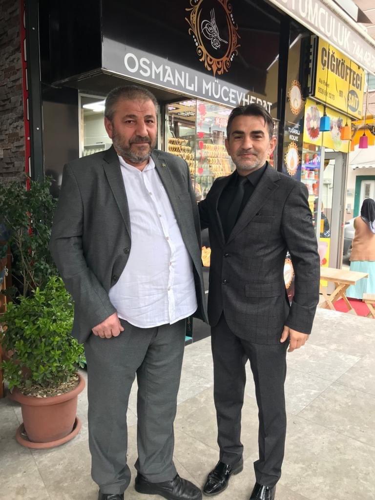 Tüm kötülük yuvaları, hiç çekinmeden Kılıçdaroğlu’na desteklerini açıklıyor. Kanlı parmaklarını havaya kaldırıp “Umudumuz sensin Kemal” diye bağırıyor.

Kemal Bey ise bunlara itiraz etmiyor, verdiği sözleri açık açık meydanlarda duyuruyor.