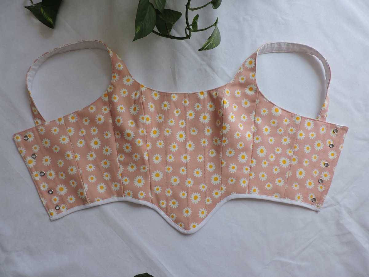 Mi gente, mirad que corset más bonito he hecho 😭😭 tengo una pequeña firma de corsets artesanos como estos y agradecería un montón un poco de difusión 🌼🌼 un saludo 🐣