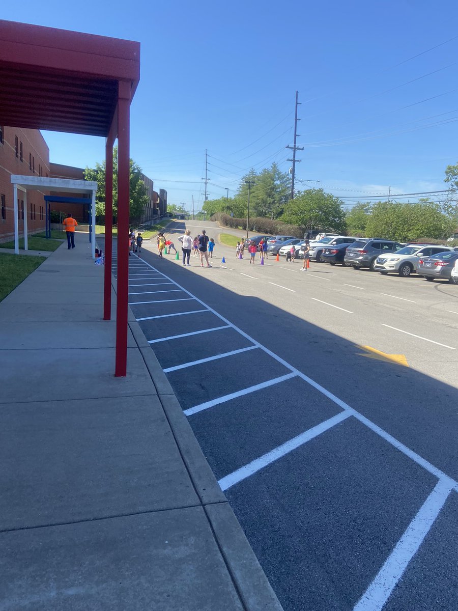 Field Day was a huge success!  Our students had a great time having fun in the sun.  Thank you to everyone who led stations and a huge shout out to Ms. Barnes and Ms. Jackson for organizing this event. ☀️
