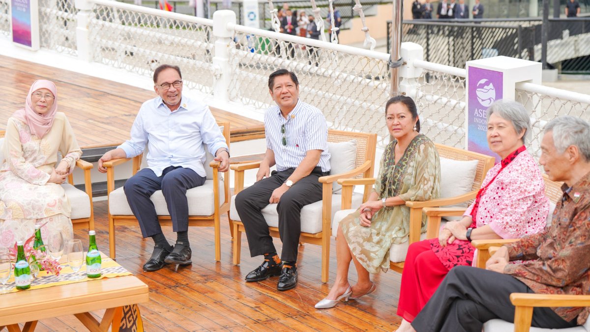 inquirerdotnet's tweet photo. ‘WHAT A WONDERFUL BREAK!’

LOOK: President Ferdinand Marcos Jr. and his wife, First Lady Liza Marcos, enjoy cruising with fellow Asean leaders while in Indonesia for the 42nd Asean Summit. | 📷: BBM/Facebook https://t.co/O2ce83XsWi