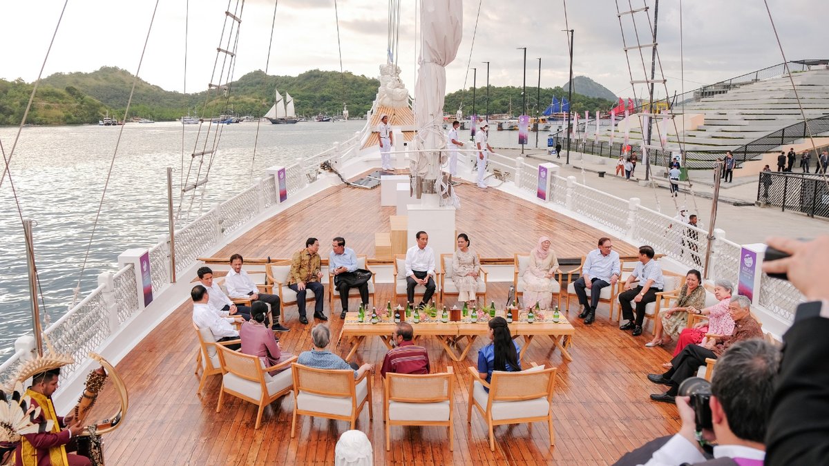 inquirerdotnet's tweet photo. ‘WHAT A WONDERFUL BREAK!’

LOOK: President Ferdinand Marcos Jr. and his wife, First Lady Liza Marcos, enjoy cruising with fellow Asean leaders while in Indonesia for the 42nd Asean Summit. | 📷: BBM/Facebook https://t.co/O2ce83XsWi