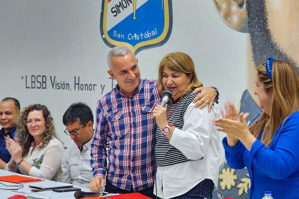 mineducacion_ve's tweet photo. ¡Táchira comprometida con la educación! 

Con los Centros de Desarrollo para la Calidad Educativa, promovemos el protagonismo de las comunidades organizadas. Juntos/as consolidamos cada escuela como epicentro del desarrollo social y territorial.

#MaduroEsPueblo
@NicolasMAduro https://t.co/vuiqnLArbn