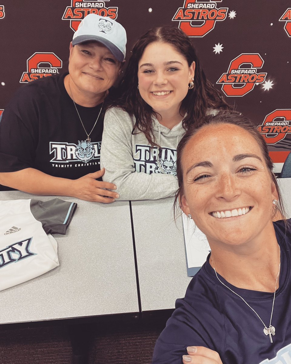 TrollsSoftball's tweet photo. Selfie Signing ‼️ Congrats to Dina on her commitment to being a Troll. Our large incoming class in one for the books. Roll Trolls! #buildtheark https://t.co/l9wCA4sP5J