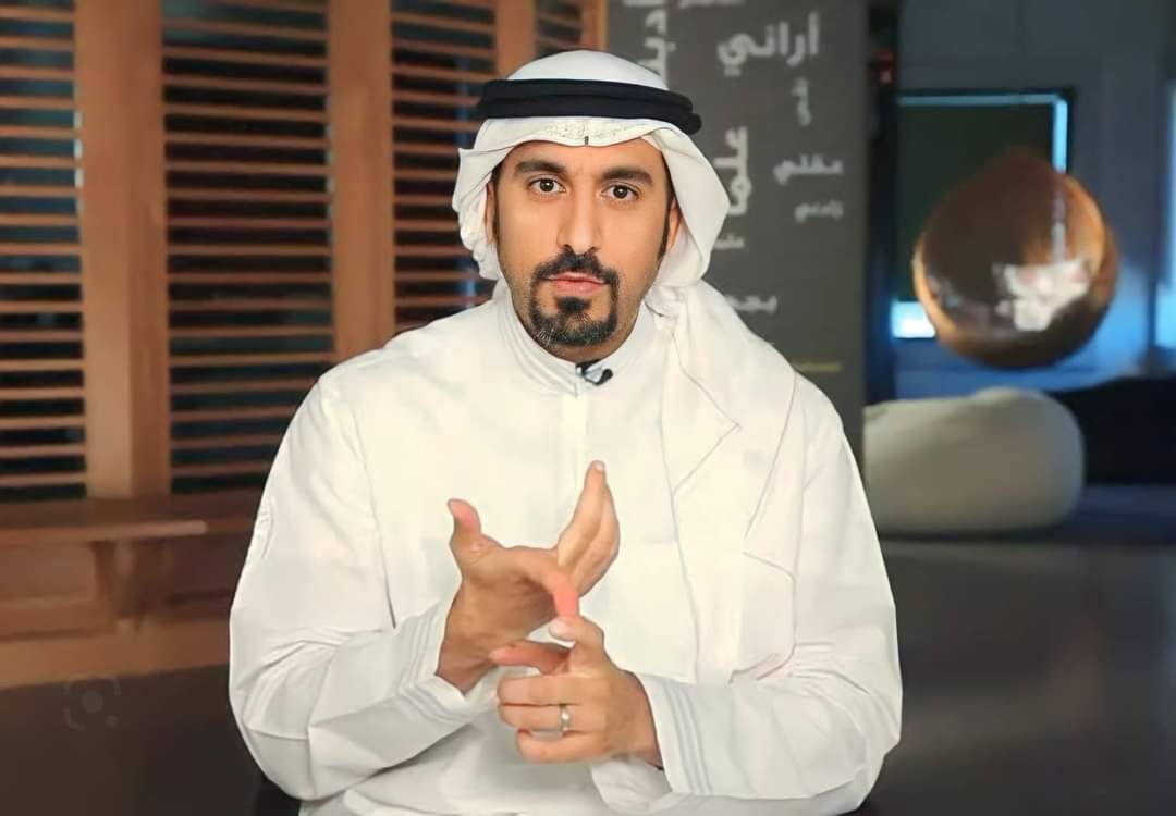 للمرة الثانية والثالثة والمليون لأحمد الشقيري..

إياكَ، إياكَ وأن تخاف شيئًا قبل حدوثه، لا تتخيَّل، واصرِف فِكرك وخوفك عن الغيبيات فهي في عِلمِ الله، واعلم أن البلاء إذا نزل على العبد ينزل معه اللطف، فإذا تصورت البلاء قبل أن يقع فقد استقبلت البلاء بدون لُطفٍ وأهلكت روحك..