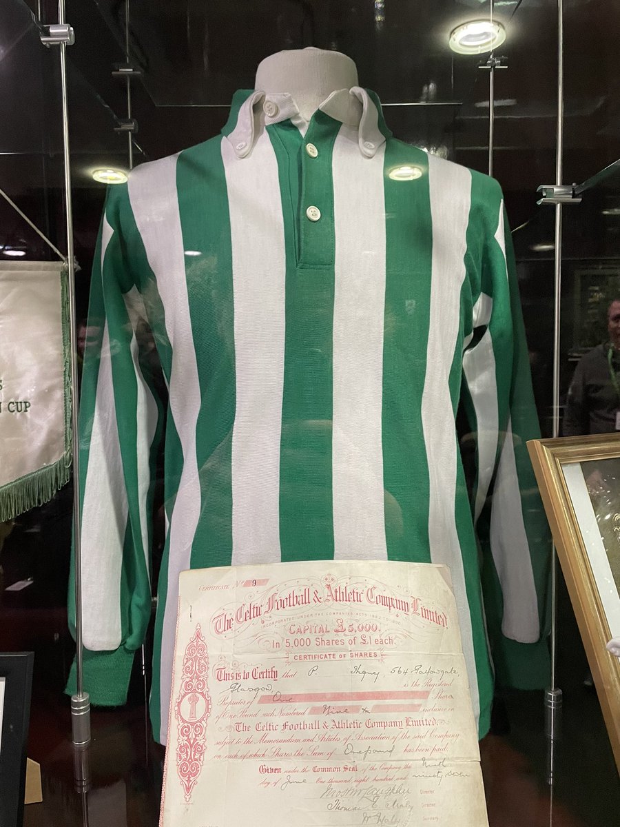 Anecdote <a href="/CelticFC/">Celtic Football Club</a> : étonnamment le premier maillot du club de Glasgow avait des bandes vertes et blanches verticales et non pas horizontales. Cela n’a plus jamais été le cas. 
#CelticFC (photo prise au Celtic parc).