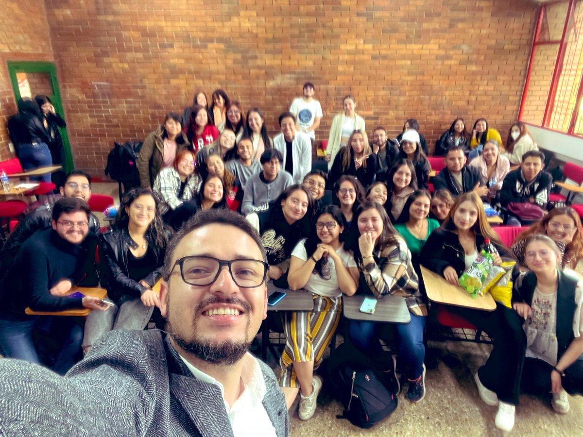 Hoy fue mi última clase de pregrado en la <a href="/Unilibrebog/">Universidad Libre</a>, fueron años llenos de aprendizaje, semilleros, concursos, estudiantes, amigos, profesionales que hoy son parte del equipo de <a href="/BaluarteEJ/">Baluarte Estudio Jurídico</a>. Muchas gracias a @moramendezjorge por el apoyo, así como las directivas de la
