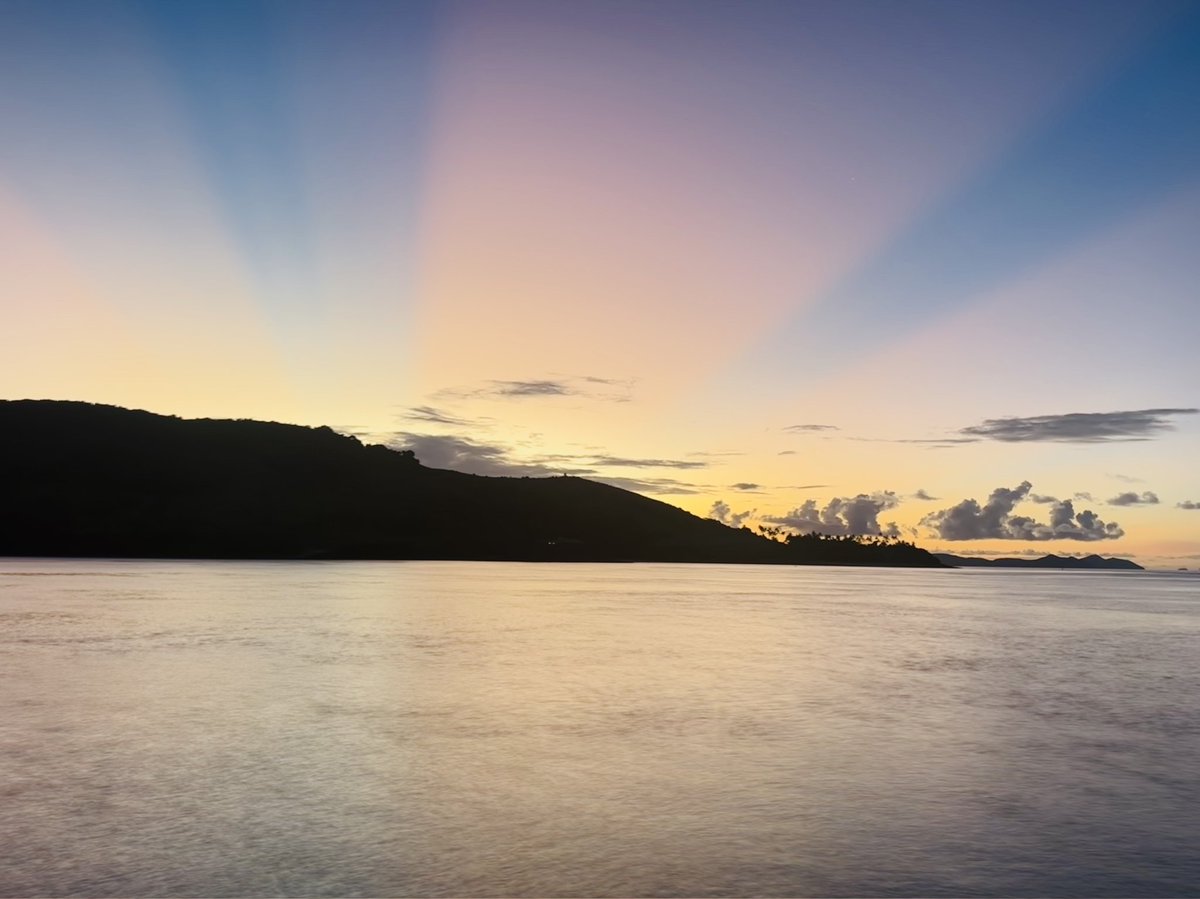 ThousandMilesUs's tweet photo. Sailing into the sunset #hamiltonisland https://t.co/uWrmaYlv46