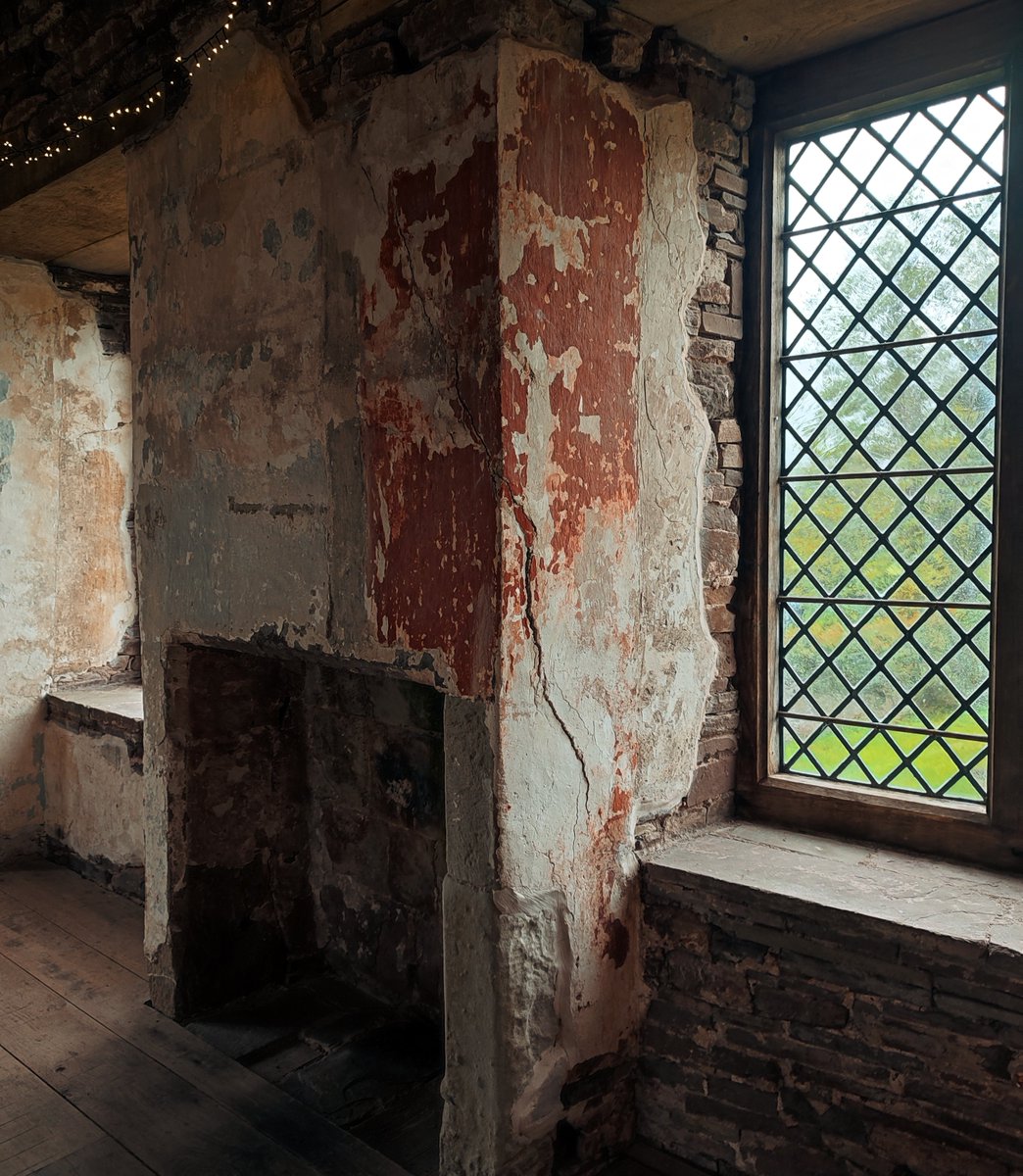 Red pigment found under the Victorian wallpaper at Llys Tretŵr, Powys (C15th). It would have been very striking if it covered the whole of this large upper room. 

#MercherMurlun #WallpaintingWednesday