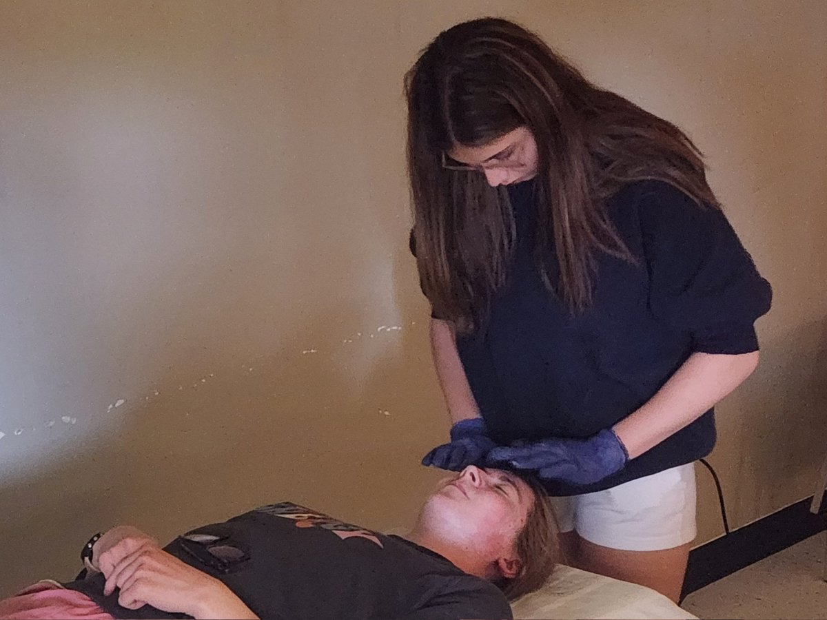 MrTencarre's tweet image. I&apos;m amazed with the student leadership at #PiusOnPoint @StPiusXOCSB! It didn&apos;t take long for @FrankRyanOCSB T3 students to be empowered to perform facial treatments and apply new makeup techniques! @OCSBSkilledLife @LesleySalvatore #OcsbDL