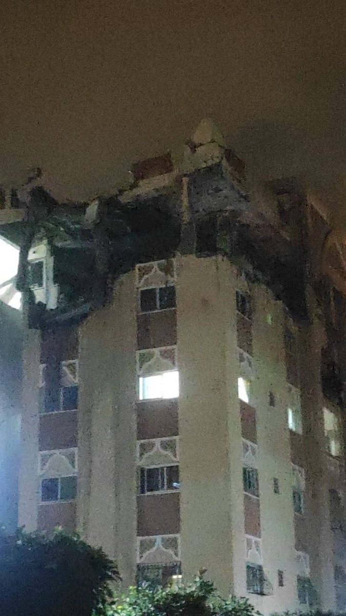 Again... Israel attacking civilian buildings and killing women and kids in #Gaza 💔🇵🇸
#GazaUnderAttack