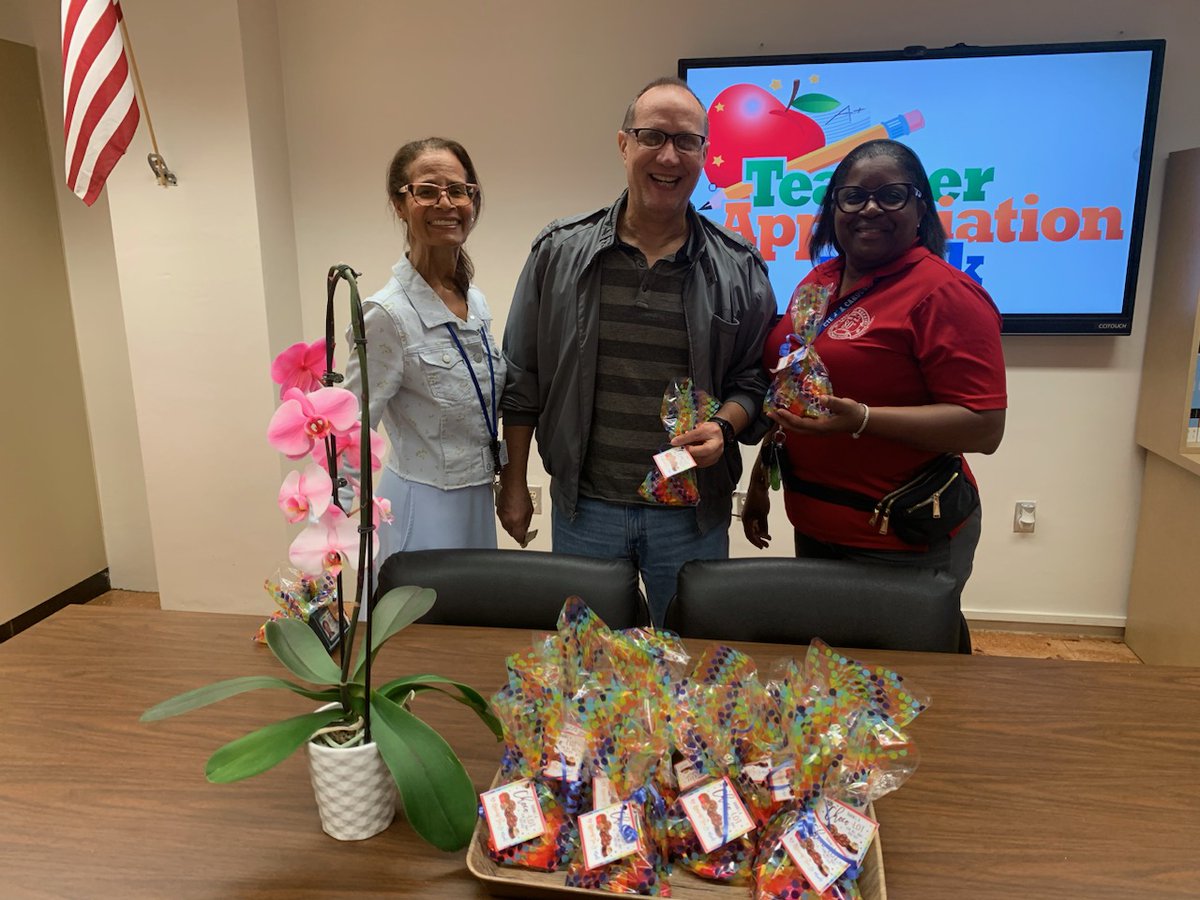 Lindsey_HTC's tweet photo. We continue appreciating our Teachers❤️❤️ ❤️

Sweets and more.... 🍬 🍭

#YourBestChoiceMDCPS #Ilovelindsey #upskill #stepuptosucess https://t.co/RpwlvSTQQc