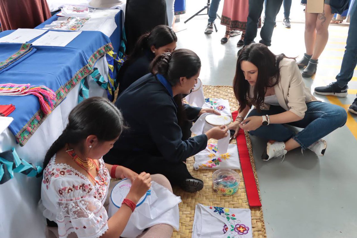 EduSuperiorEc's tweet photo. Hoy el @ISTCotacachi recibió a los jóvenes que buscan ser profesionales en Diseño de Modas, Educación Infantil, Gastronomía y Administración y que por medio de Nivel Tec, se capacitan en los contenidos de las asignaturas que se impartirán una vez que inicien su carrera. https://t.co/3G3HEaoELb