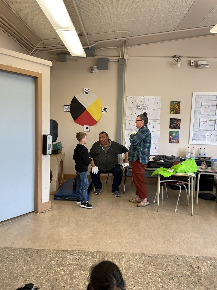 MsAHassel's tweet photo. We were so lucky to have Adrian and Majorie join us today from the Glenbow museum! We learnt so much about the Blackfoot community and got to learn and explore some artifacts! https://t.co/iXuerrmyjn