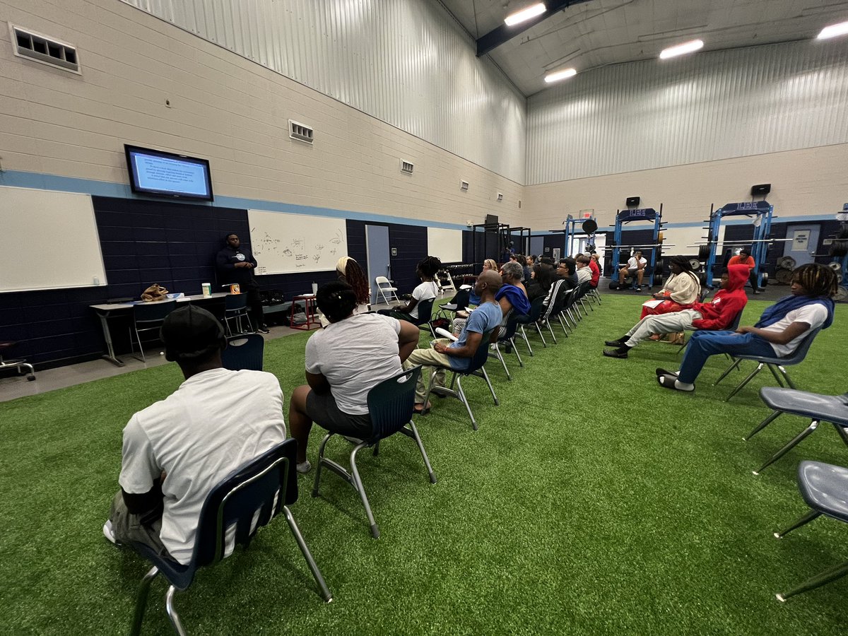 Great turnout of our Lee Football Parent Booster Meeting in our beautifully updated Fieldhouse! <a href="/LeeGeneralsHSV/">Lee High School Football</a> #Familee