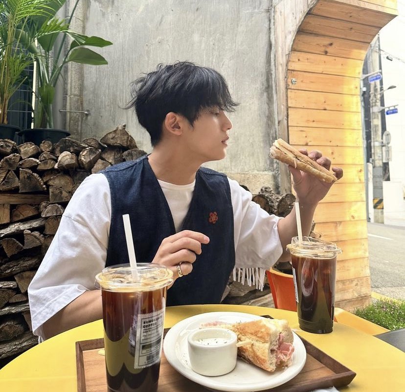 SEVENTEEN ミンギュ インスタ 聖地 】 📌수목금토 카페（スモククムト