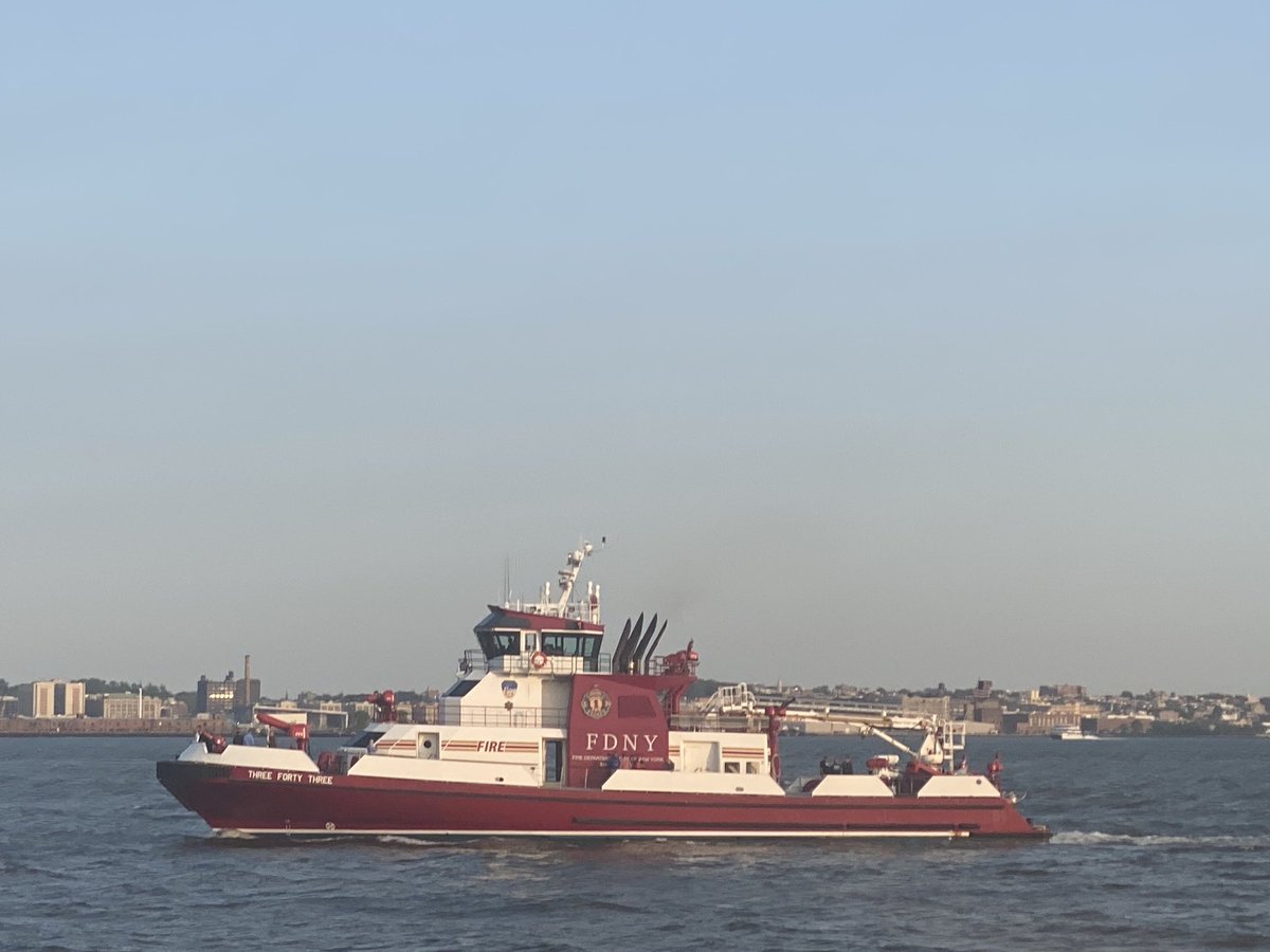 Franciii500's tweet image. The ⁦@NYCferry⁩ commute home is #everchanging &amp;amp; #AlwaysBeautiful
