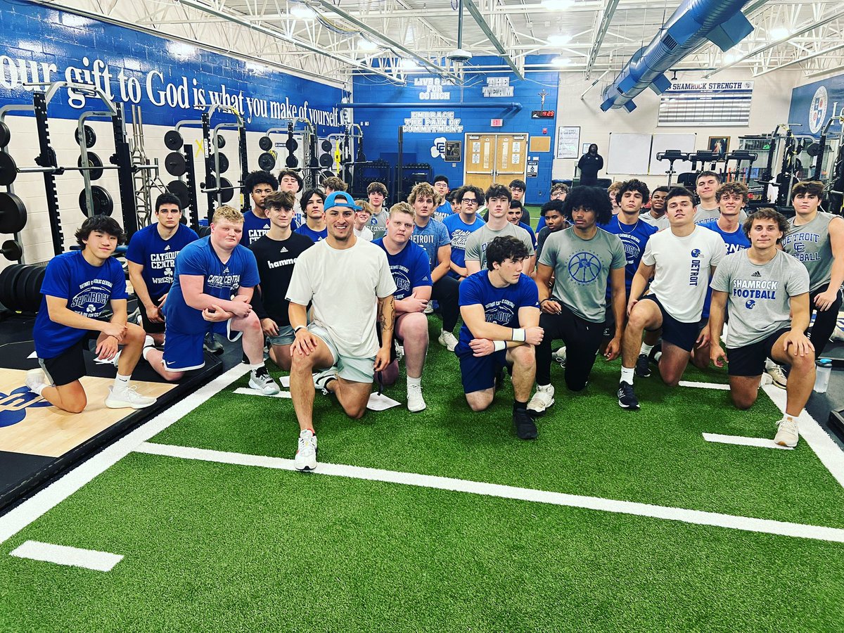 Alum @isaacdarkangelo @illinifootball @detroitlionsnfl stopped in to drop knowledge on the CC Football Team! #WeAreCC