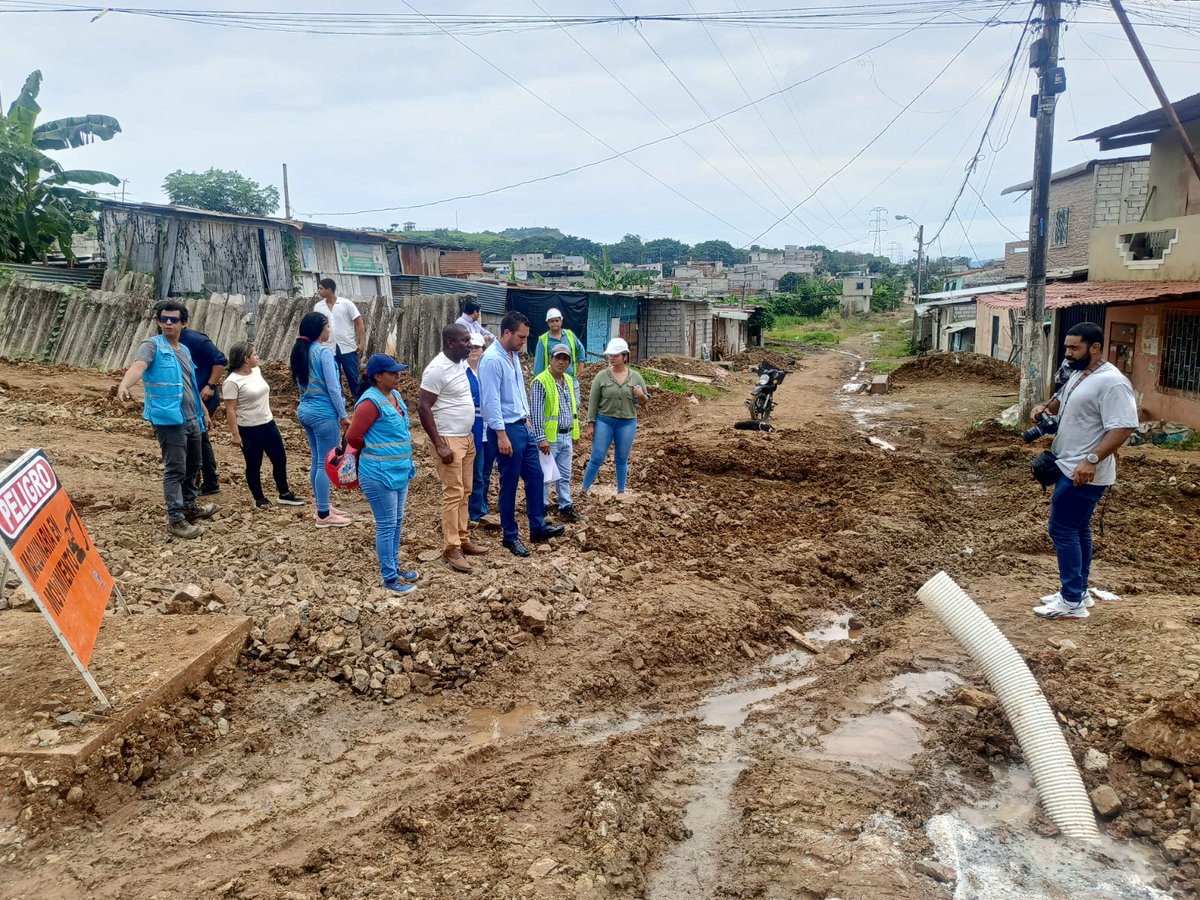 egiscaicedo's tweet photo. Hoy junto al Vicealcalde Josué Sánchez recorrimos las obras en ejecución, en Flor de Bastión bloque 21 y Valle de la Flor, estamos construyendo calles, aceras, bordillos y sistema de aguas lluvias; y en la Av. Narcisa de Jesús en Brisas del Norte, Guayacanes y Vergeles https://t.co/6riCPnrEp7