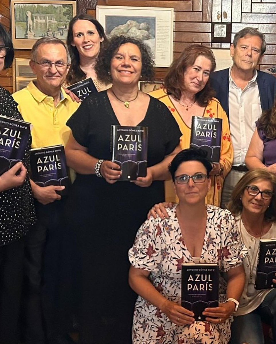 RoySusLecturas's tweet photo. @GomezRufo AZUL PARIS
Antonio Gómez Rufo
Ediciones B @LOCURADELIBROS  @edicionesb_ar 
Estamos ante un novela preciosa y rica. Preciosa por las historias que se relatan y rica por el lenguaje exquisito y bien “escrito”!! https://t.co/1ZGSsAdLbS