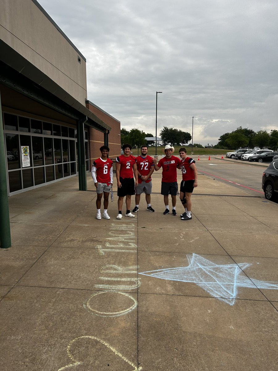 It’s not everyday that the McKinney Boyd Football team greets you at carpool with a run through tunnel!!! Thank you <a href="/MBHSFootball/">MBHS Bronco Football</a> for making our carpool so much fun this morning!! #mymisd <a href="/BroncoTweet/">McKinney Boyd HS</a> <a href="/JKPeirson/">Jennifer Peirson</a> <a href="/MISDathletics/">MISD Athletics Dept.</a> <a href="/WalkerElem/">Walker Elementary</a>