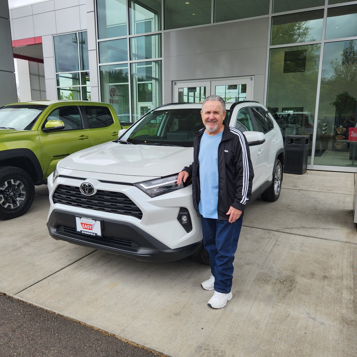 With an assist from Toyota Sales Representative, Oliver Peck, here is Russell with his new 2023 #Toyota #RAV4 XLE Premium!
Thank you for your business, Russell! 
#Customerappreciation #Customersforlife #Wemakeiteasy #Lithia #Springfield #Happycustomer