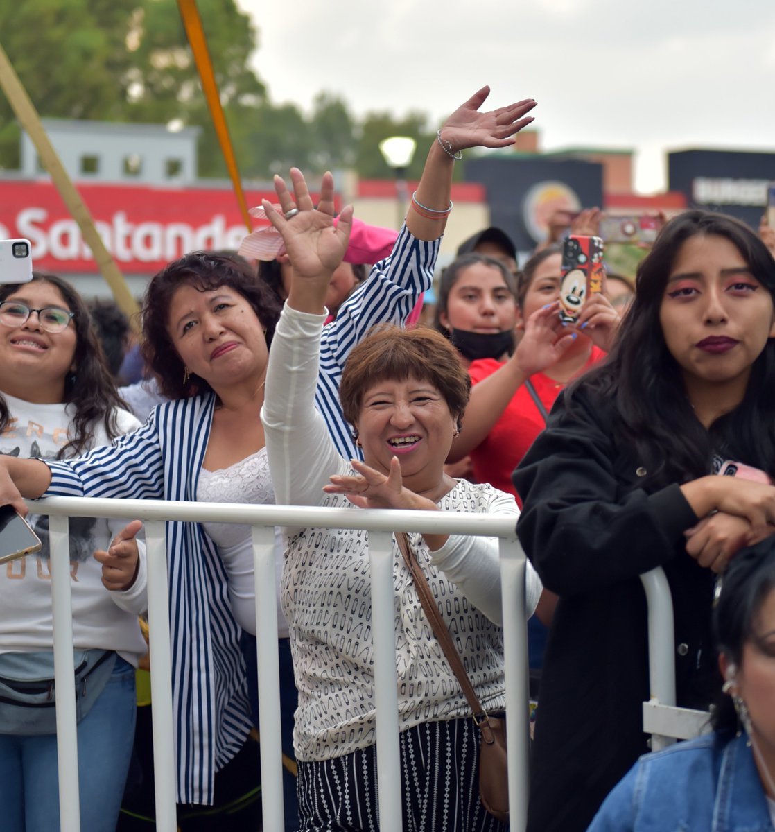 Ecatepec's tweet photo. ¡Zooona riiiiiikaaaaa! 🎶 La fiesta no para en la explanada municipal. 💃🕺 Seguimos celebrando a las mamis ecatepenses con mucha diversión, baile y sorpresas. Esta vez fue el turno del grupo #ZONARIKA, el cual nos deleitó con su sabor y ritmo tropical. https://t.co/hv9XLijh6y