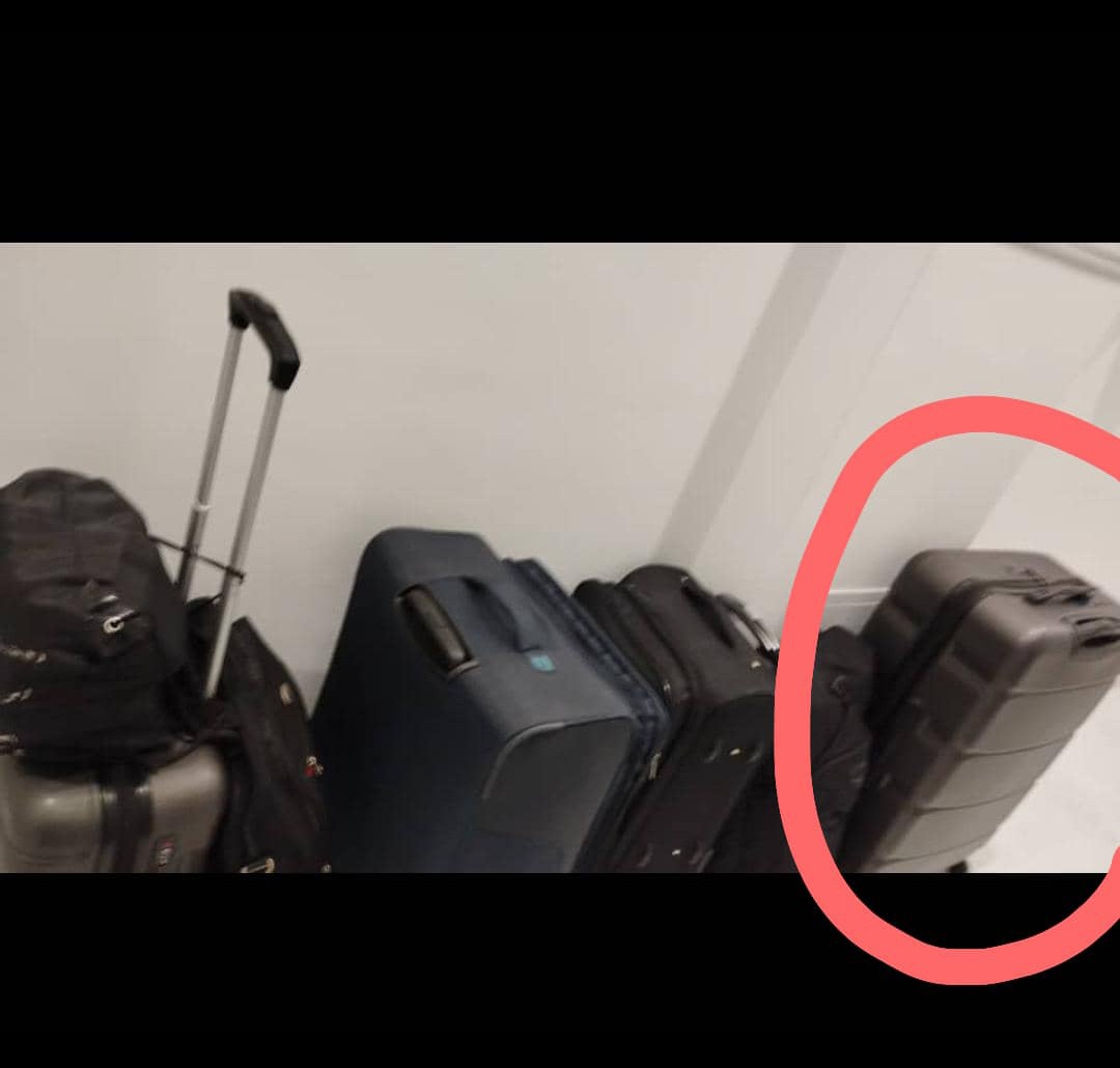 Jxsimar's tweet photo. DECEPCIONANT.Pago por una maleta extra 242,40 $ en @AirEuropa que llegó a la mitad.Esperando que con este https://t.co/yd7xDbPlvC aerolínea nos diga que paso con su maleta. Sean responsables y se la devuelvan con la documentación legal importante que precisamente contenía. https://t.co/iaasJ2pPXj
